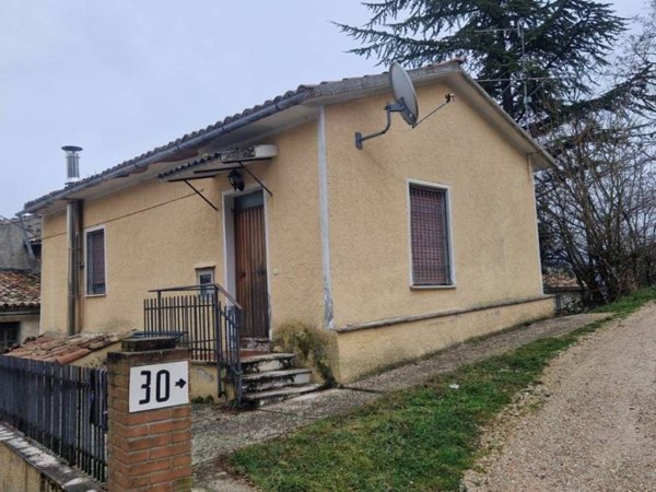 casa indipendente in vendita a Nocera Umbra in zona Casaluna