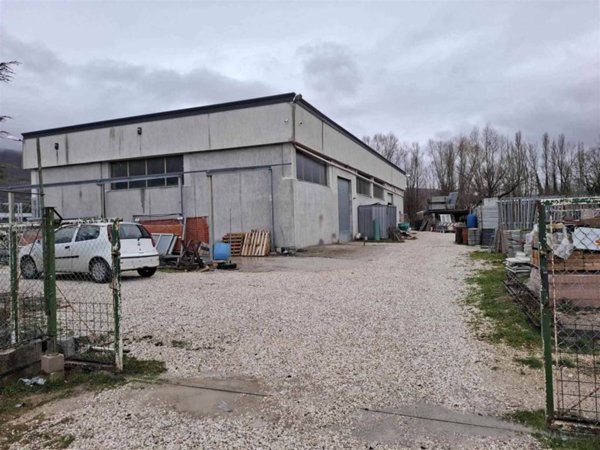 locale commerciale in vendita a Nocera Umbra in zona Colle