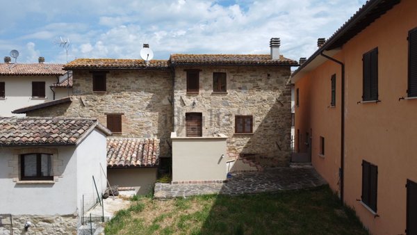 casa indipendente in vendita a Nocera Umbra in zona Ponte Parrano