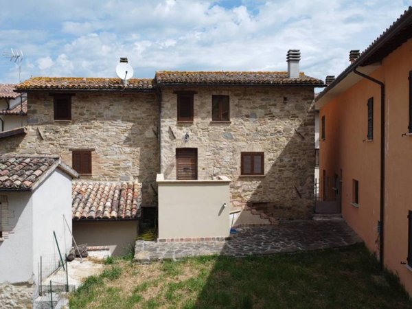 casa indipendente in vendita a Nocera Umbra in zona Ponte Parrano