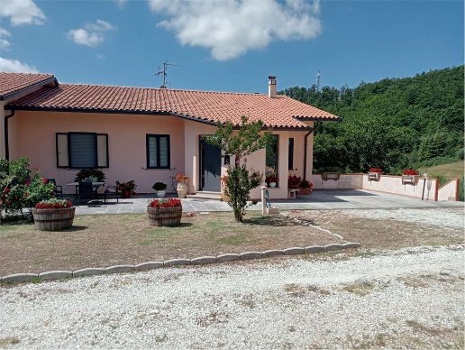 casa indipendente in vendita a Nocera Umbra in zona Bagni