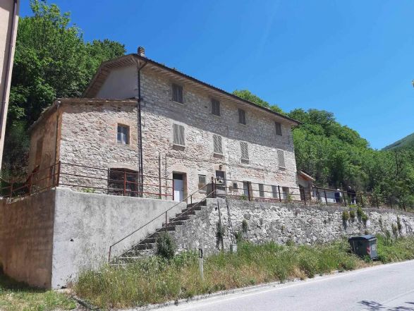 casa indipendente in vendita a Nocera Umbra in zona Bagnara
