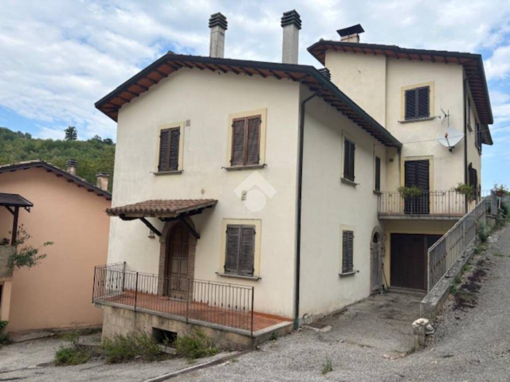 casa indipendente in vendita a Nocera Umbra in zona Acciano