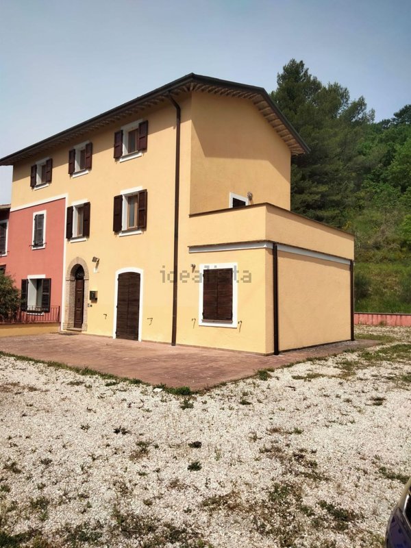 casale in vendita a Nocera Umbra in zona Nocera Scalo