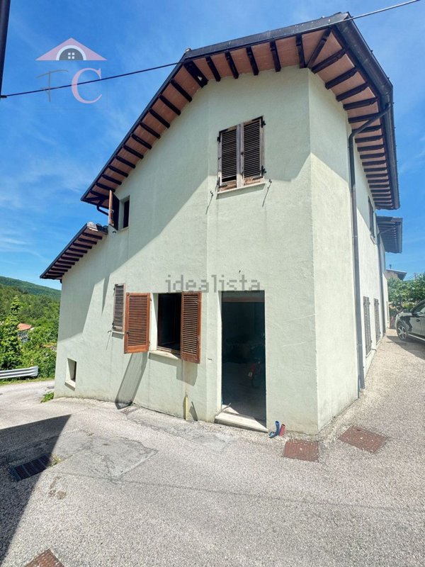 casa indipendente in vendita a Nocera Umbra in zona Sorifa