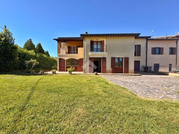 casa indipendente in vendita a Nocera Umbra in zona Molina