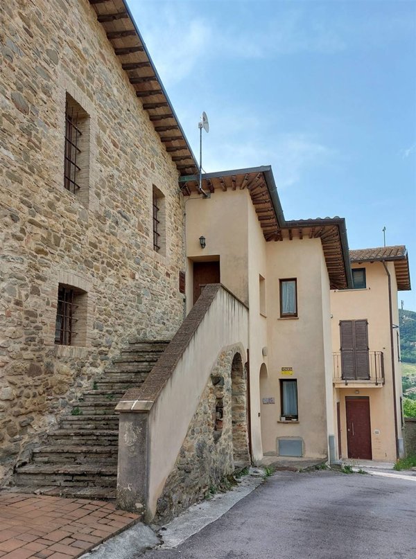 casa indipendente in vendita a Nocera Umbra in zona Castrucciano
