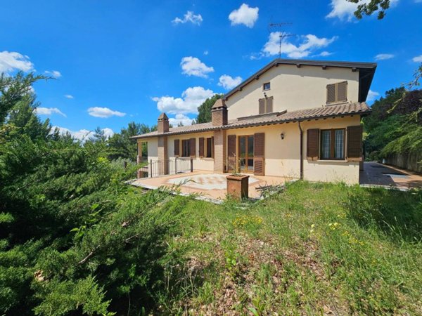 casa indipendente in vendita a Nocera Umbra in zona Largnano