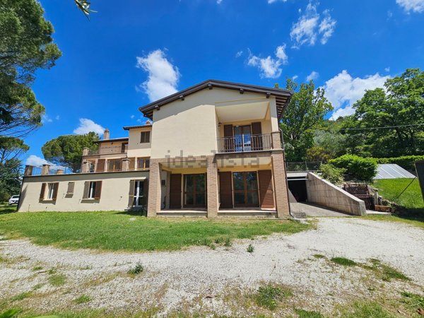 casa indipendente in vendita a Nocera Umbra in zona Largnano
