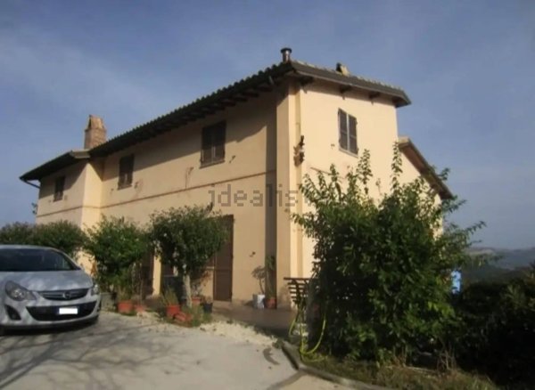 casa indipendente in vendita a Nocera Umbra