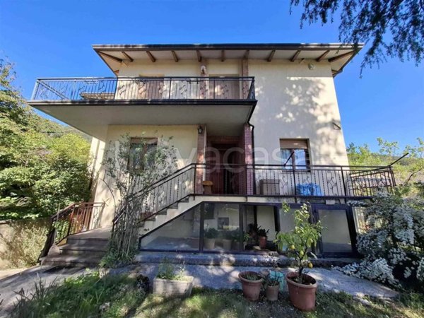 casa indipendente in vendita a Nocera Umbra in zona Bagni