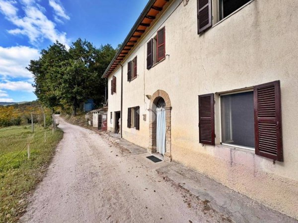 casa indipendente in vendita a Nocera Umbra in zona Ponte Parrano
