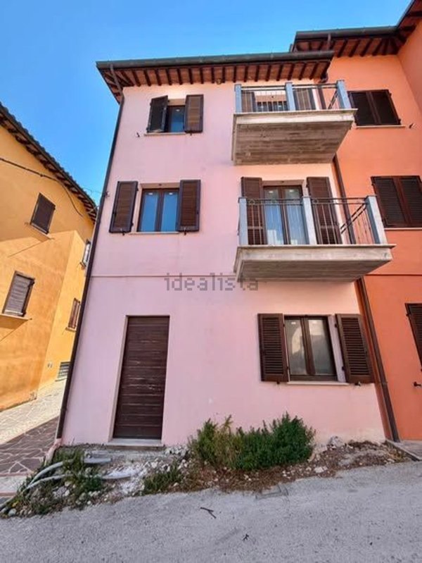 casa indipendente in vendita a Nocera Umbra in zona Colle