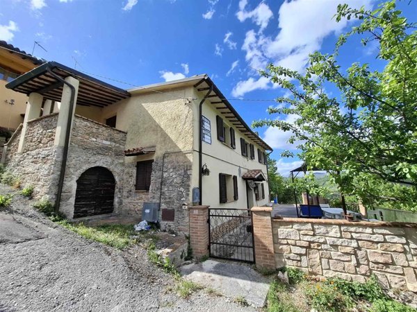 casa indipendente in vendita a Nocera Umbra in zona Sorifa
