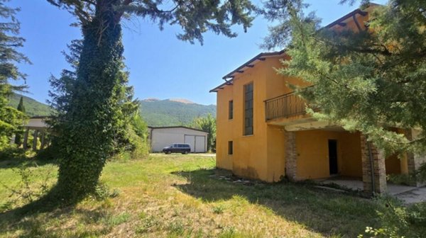 casa indipendente in vendita a Nocera Umbra in zona Colle