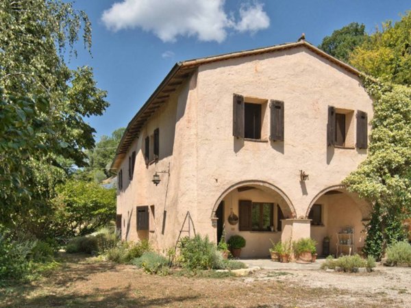 casa indipendente in vendita a Nocera Umbra in zona Mugnano