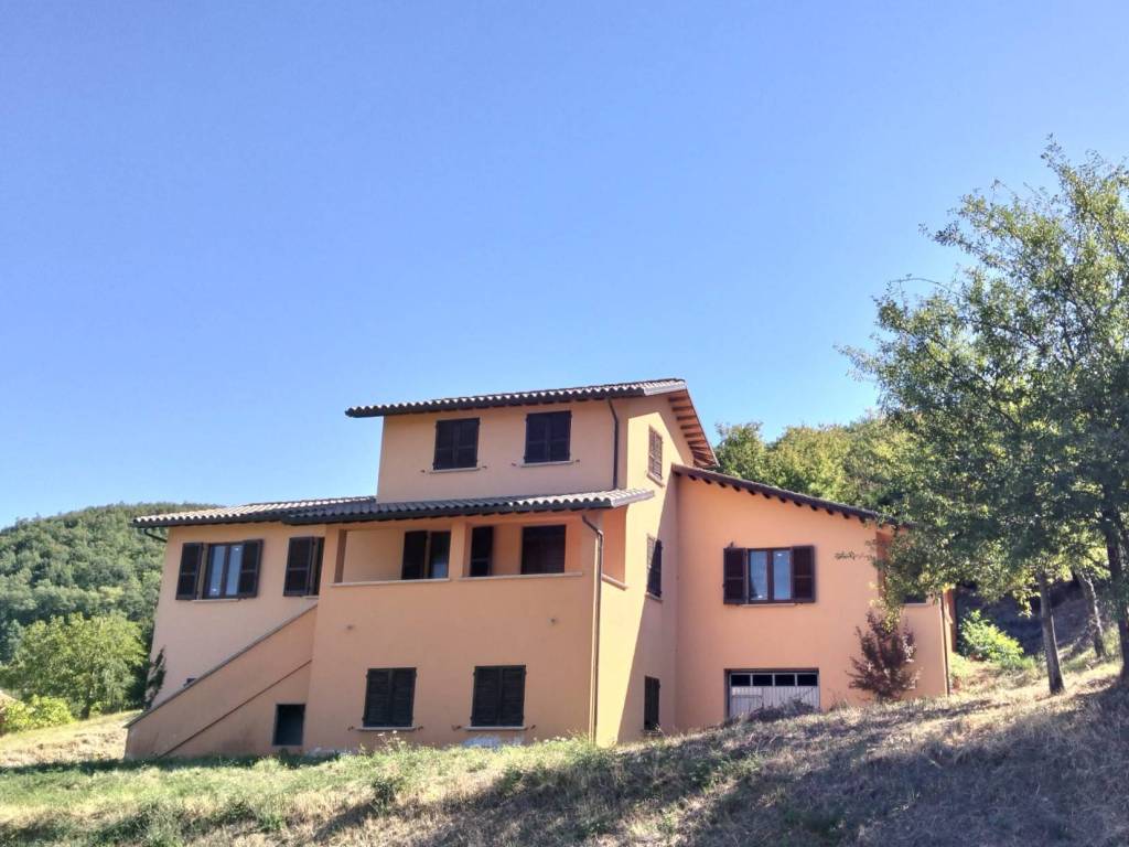 casa indipendente in vendita a Nocera Umbra in zona Colle