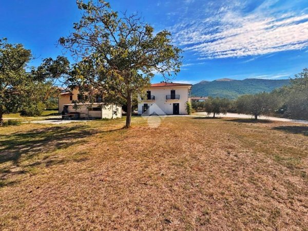 casa indipendente in vendita a Nocera Umbra in zona Colle