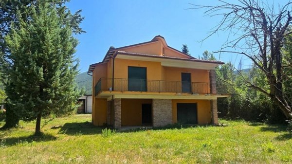 casa indipendente in vendita a Nocera Umbra in zona Colle