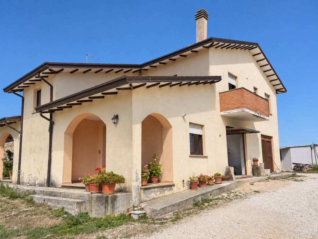 casa indipendente in vendita a Nocera Umbra