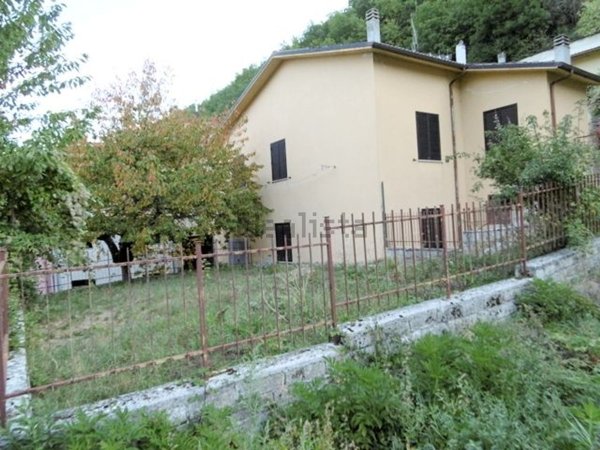 casa indipendente in vendita a Norcia in zona Pescia