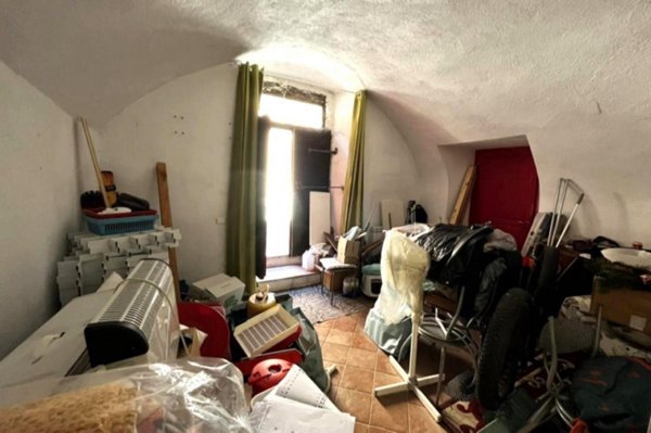 locale di sgombero in vendita a Norcia