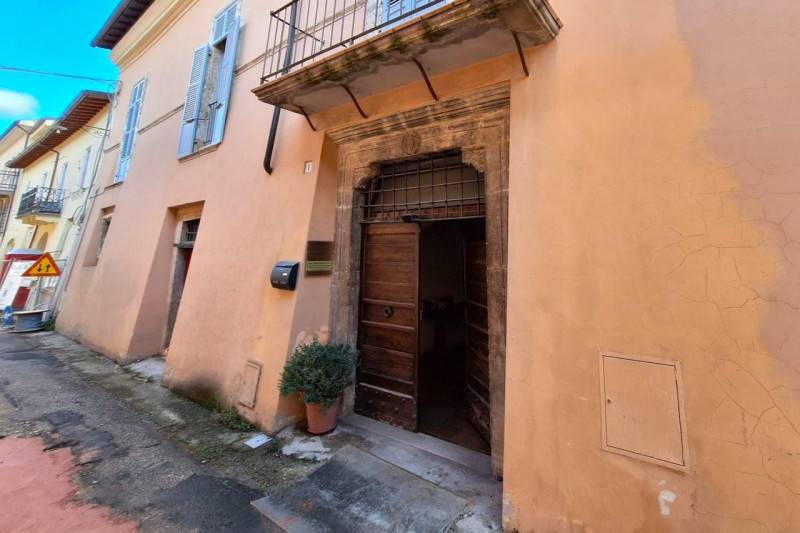 locale di sgombero in vendita a Norcia