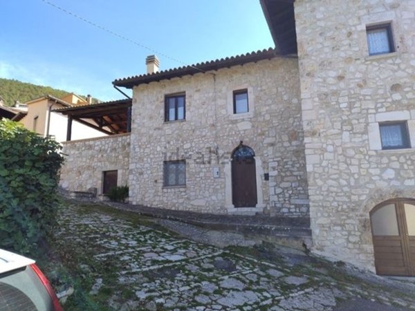 casa indipendente in vendita a Norcia in zona Legogne