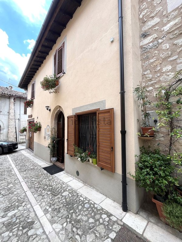casa indipendente in vendita a Norcia