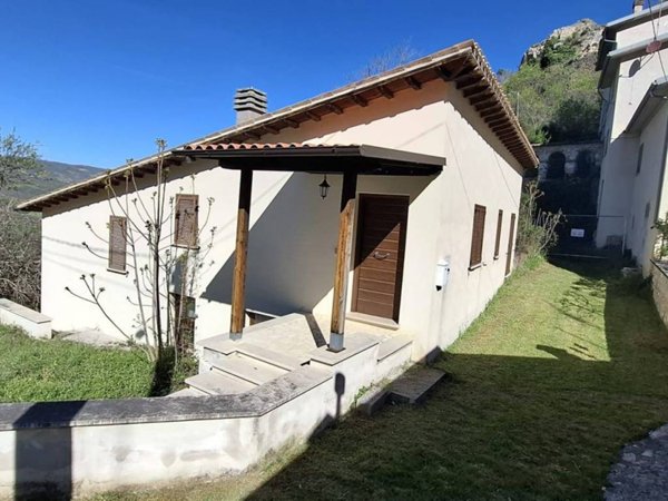 casa indipendente in vendita a Norcia