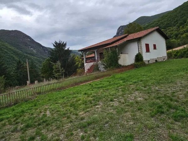 casa indipendente in vendita a Norcia