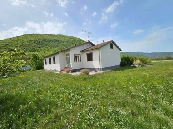 casa indipendente in vendita a Norcia
