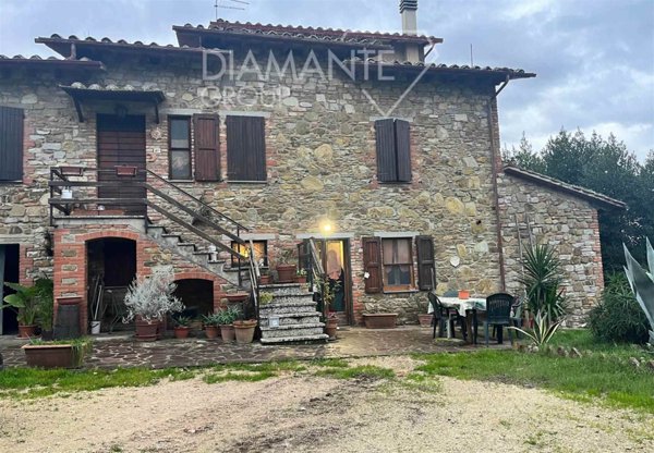 casa indipendente in vendita a Paciano