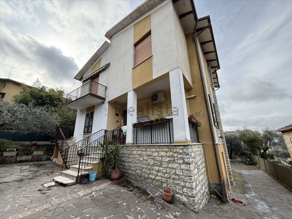 casa indipendente in vendita a Paciano