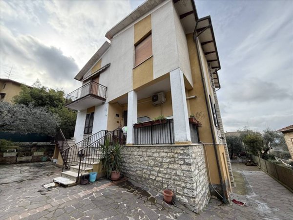casa indipendente in vendita a Paciano