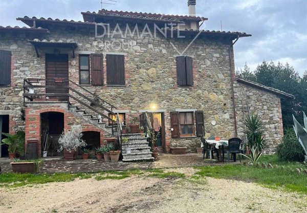 casa indipendente in vendita a Paciano