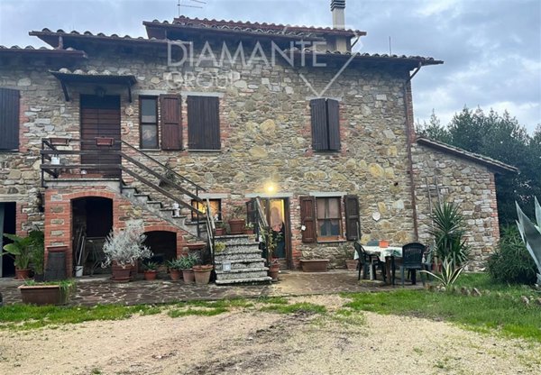 casale in vendita a Paciano