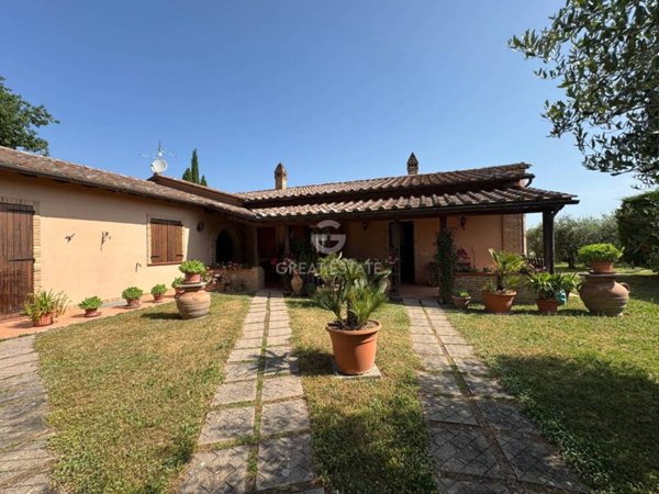 casa indipendente in vendita a Paciano
