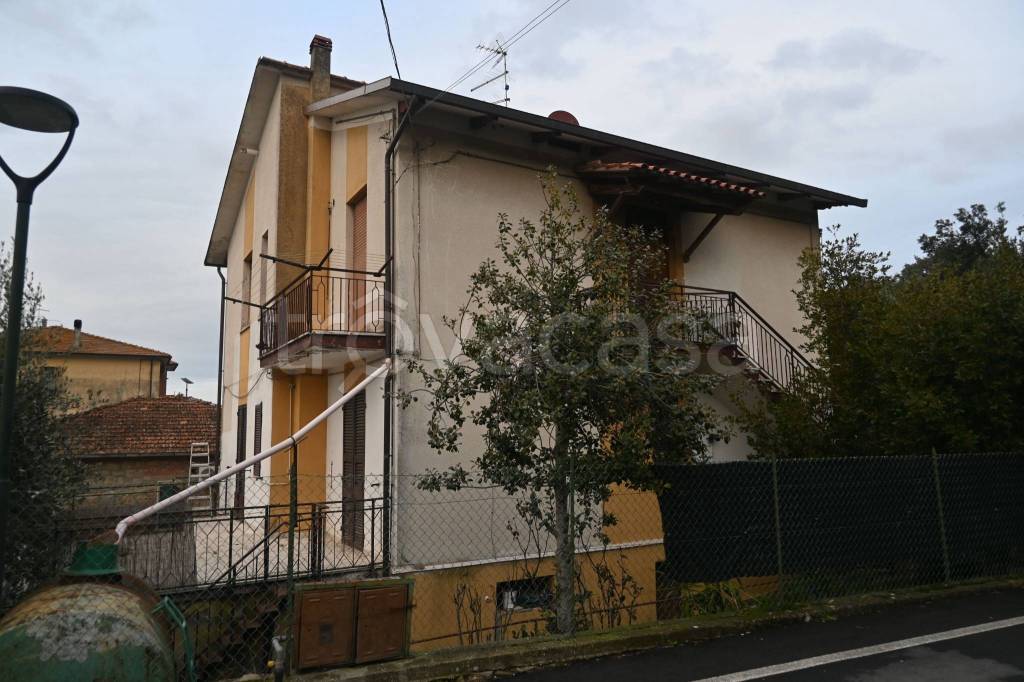casa indipendente in vendita a Paciano