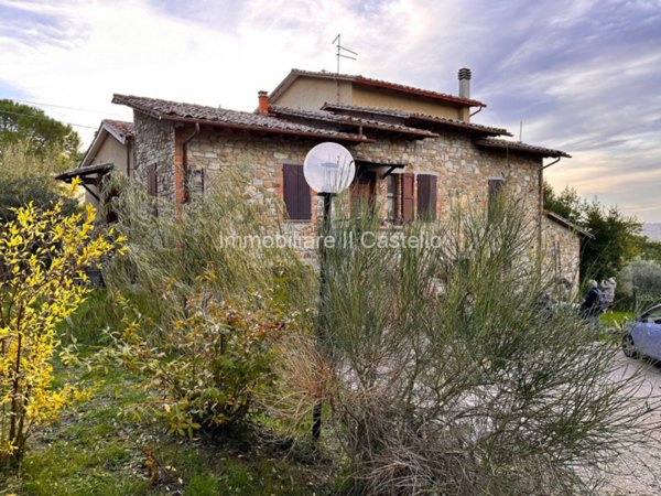 casa indipendente in vendita a Paciano