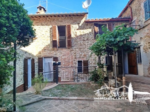 casa indipendente in vendita a Paciano