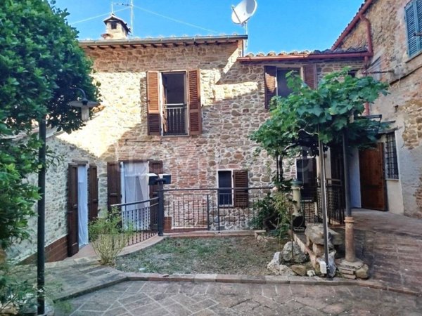 casa indipendente in vendita a Paciano
