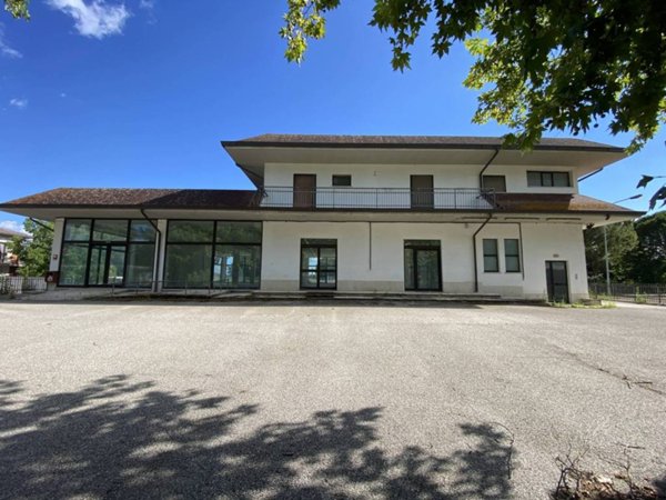 locale commerciale in vendita a Passignano sul Trasimeno