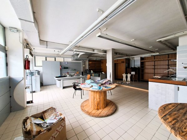 locale commerciale in vendita a Passignano sul Trasimeno