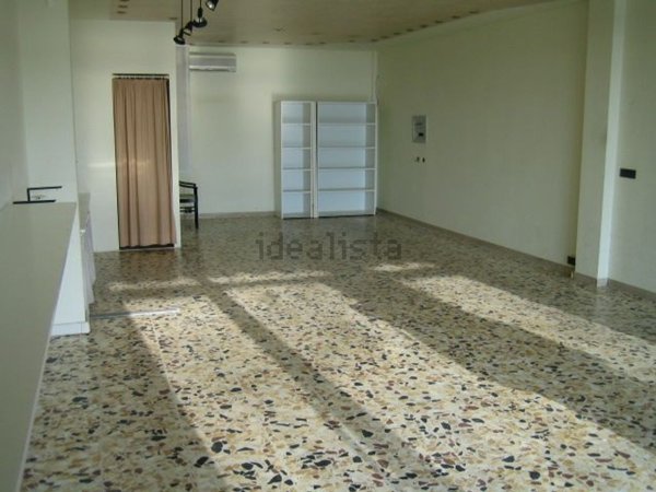 locale commerciale in vendita a Passignano sul Trasimeno