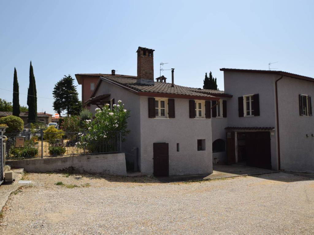 casa indipendente in vendita a Perugia in zona Castel del Piano