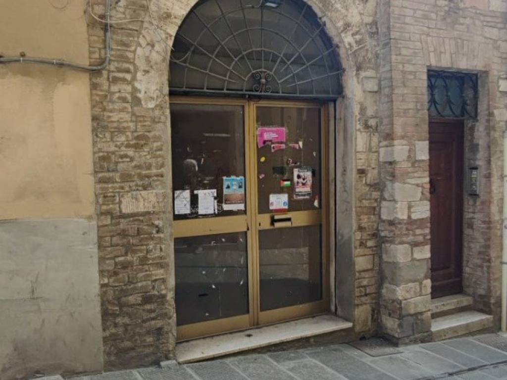 locale commerciale in vendita a Perugia in zona Elce