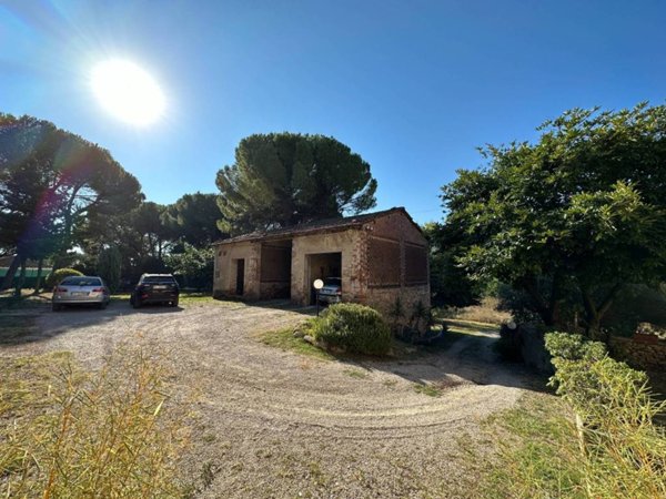 locale commerciale in vendita a Perugia in zona Ferro di Cavallo