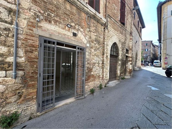locale commerciale in vendita a Perugia in zona Centro Città
