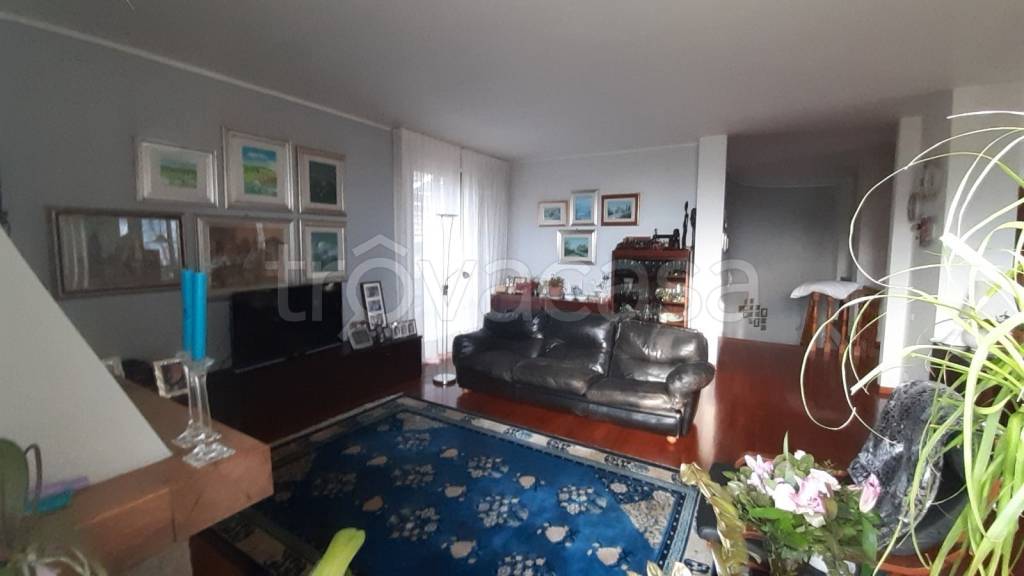 casa indipendente in vendita a Perugia in zona Lacugnano